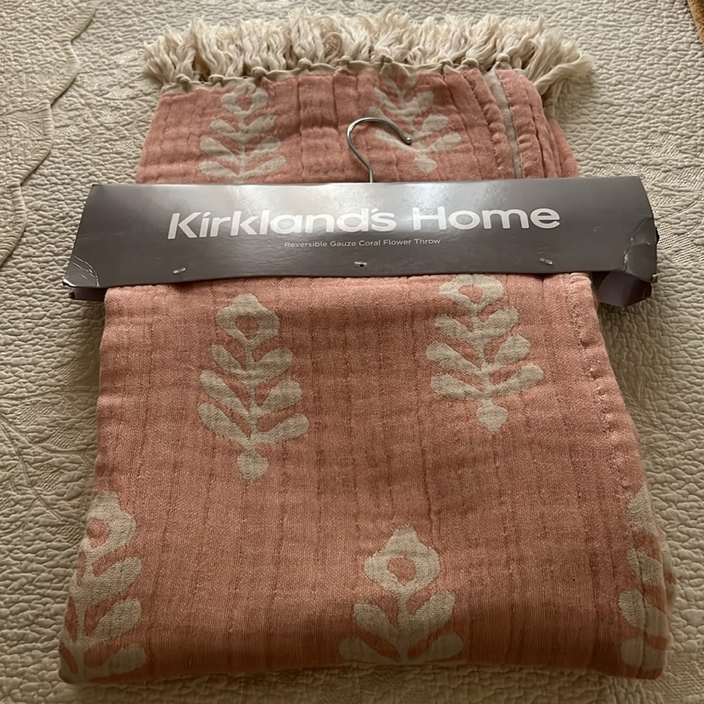 NWT Kirklands
Our Coral Flower Reversible Gauze Throw - Picture 8 of 8